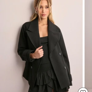 Höstjacka  - Säljer denna jacka från Nelly✨ Använd 3 gånger så väldigt fint skick, storlek S.