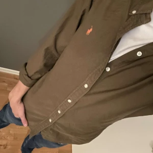 Ralp lauren skjorta - Stilren grön Ralph lauren skjorta. Använd sparsamt passar väldigt bra till ett par svarta jeans