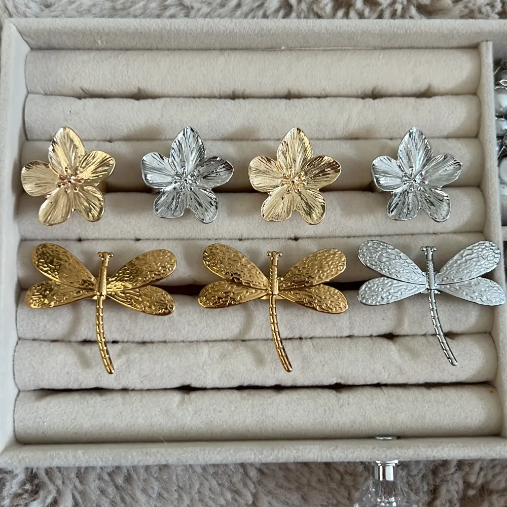 Säljer helt nya blom ringar och trollslända ringar och lite annat blandat i guld och silver! De är i rostfritt stål och justerbara 😍 120kr styck. Vid köpt av fler får du rabatt ❤️. Asusteet.