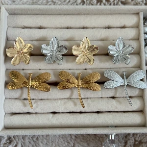 Ringar  - Säljer helt nya  blom ringar och trollslända ringar och lite annat blandat i guld och silver! De är i rostfritt stål och justerbara 😍 120kr styck. Vid köpt av fler får du rabatt ❤️