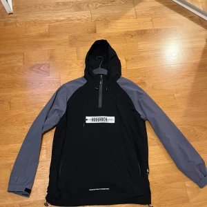 Hoodrich zipp hoodie - En jättefräsch och unik hoodrich hoodie som är i nästan nyskick. Tröjan har inte kommit till användning då den inte passar mig längre. Pris kan diskuteras vid snabbaffär. Ny pris 2200