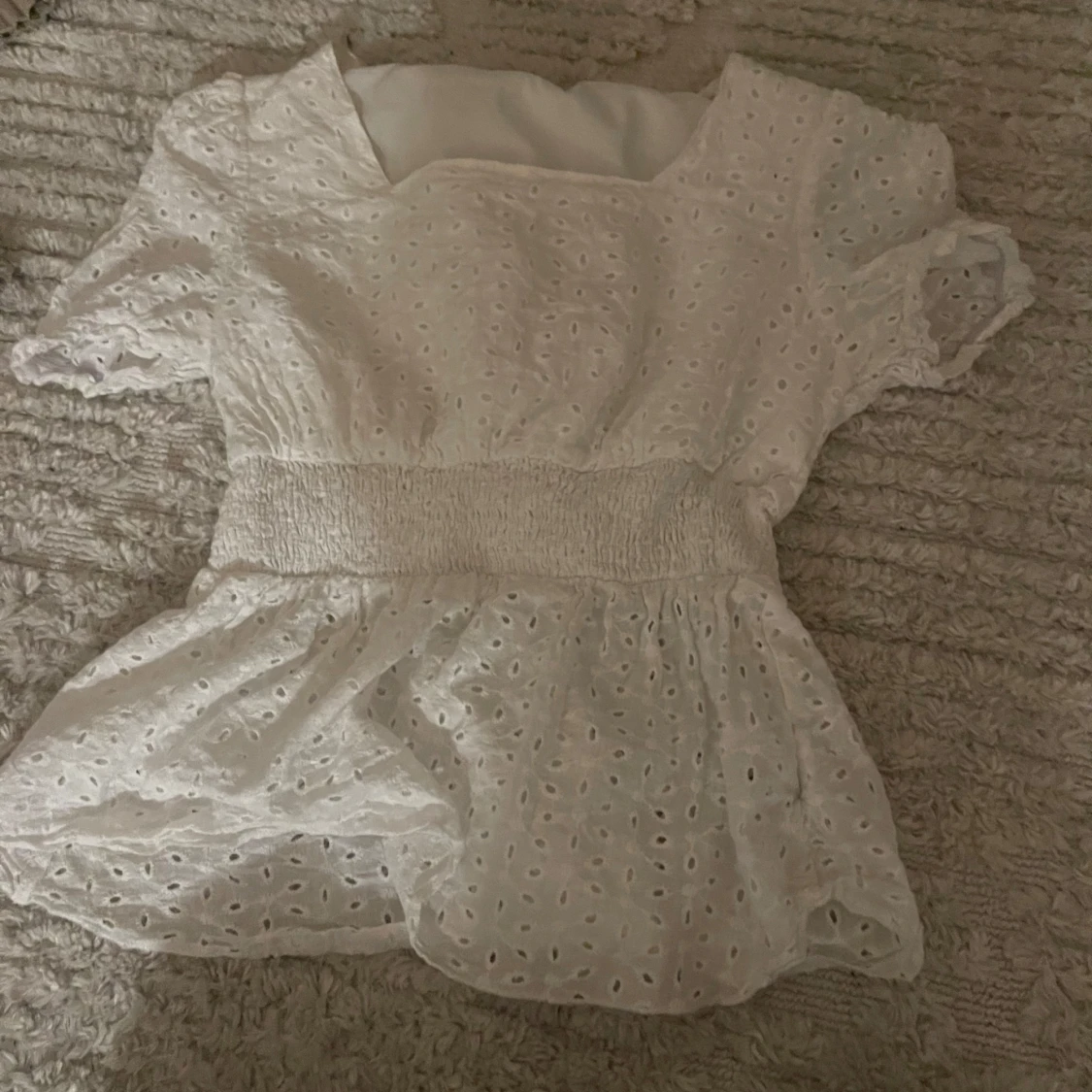 Vit blus med spetsdetaljer
