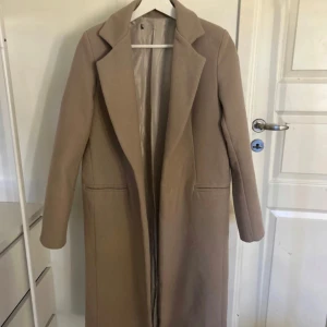 Beige kapp  - Vet tyvärr ej märke  Fint skick  Passar XS/S