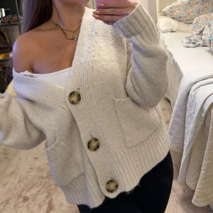 Stickad kofta  - Såå fin stickad kofta från zara i storlek S! Jättefin och passar perfekt nu till hösten/vintern💗