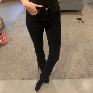 Zara jeans - Jättesnygga jeans från Zara! Storlek 36 och i väldigt bra skick! Pris är diskuterbart 🩷🩷