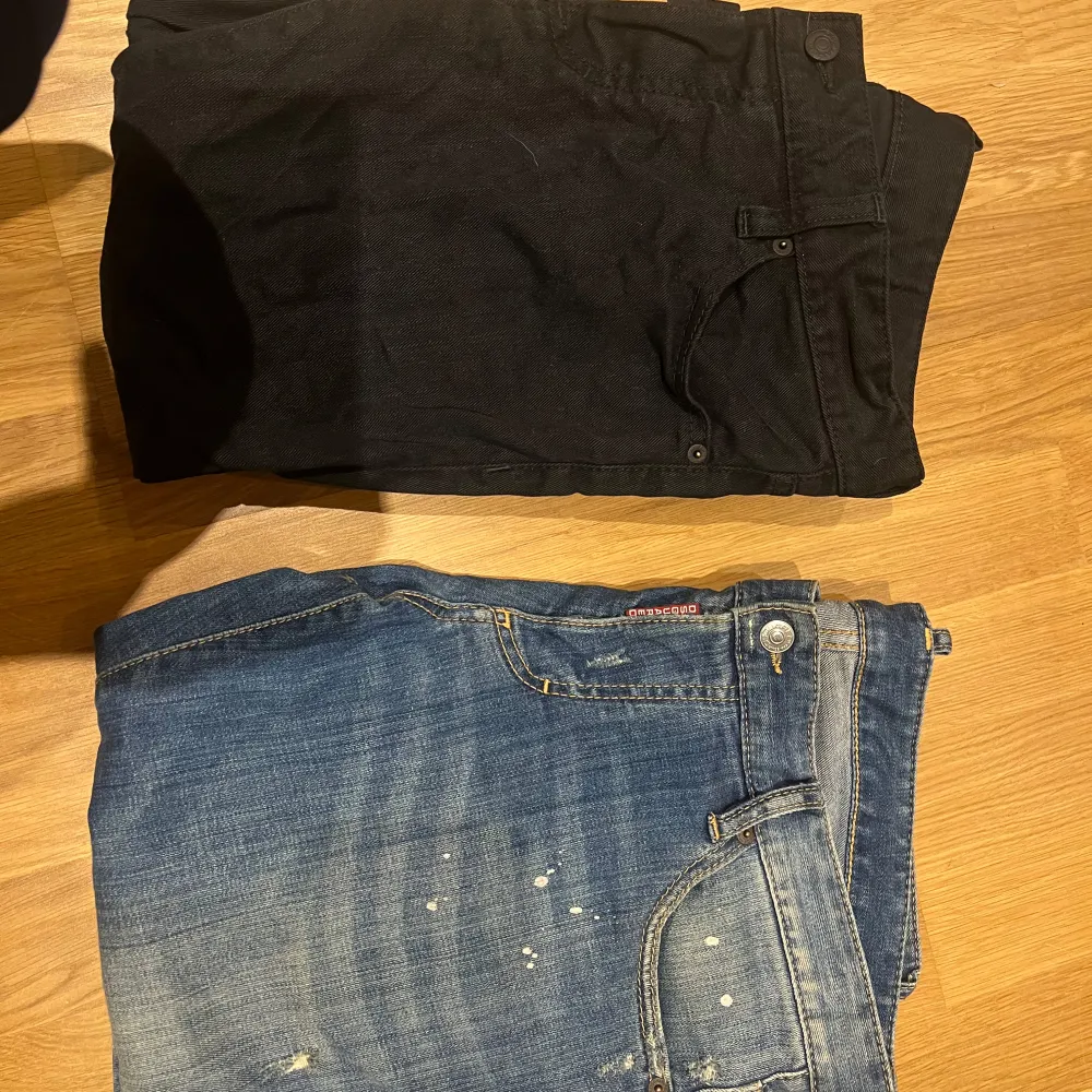 Säljer sjukt snygga dsq2 jeans, självklart äkta. Ny pris ca 6000kr st. Köp båda för endast 900kr 🤝. Jeans & Byxor.