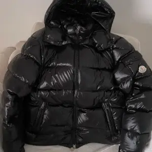 En moncler jacka som är i jätte bra skick perfekt till vintern. Säljs då den inte kommer till användning. Skick: 9/10