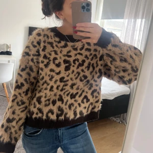 Leopard tröja! - Så sjukt snygg leopard tröja som är väldigt eftertraktad! Passar xs-m, jättebra skick!💗