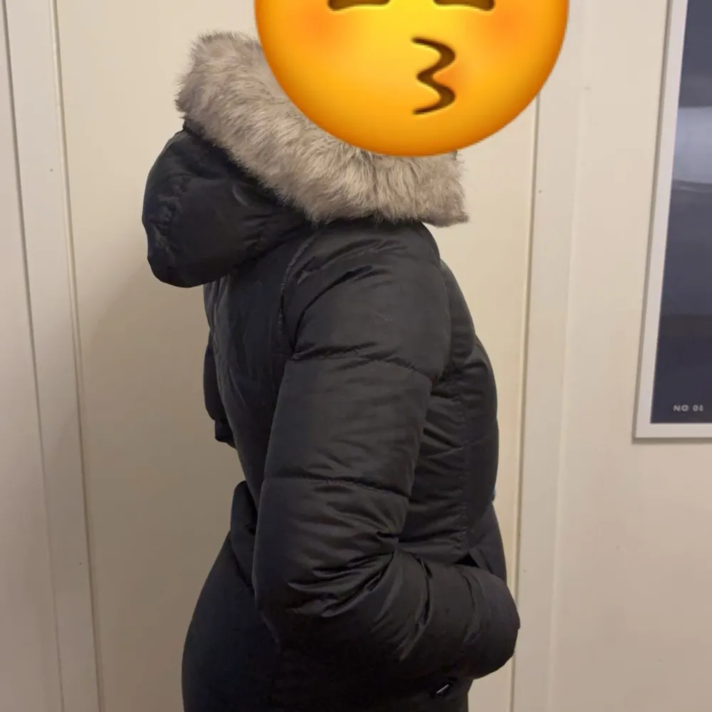 Jackan är i jätte bra kondition har bara haft den i en vinter, inga skador på den, den ser helt ny ut. Storleken är xs men passar även upp till M Fastpriset är 800kr. Jackor.