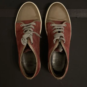 Lanvin skor - Hej, Säljer nu min dessa i storlek 45 eftersom den har slutat att komma till användning. Skorna är i bra skick, ej sliten och inga hål eller liknande. Mitt pris är 2300kr men kan förhandlas. Tveka ej på att att kontakta om ni har några funderingar!