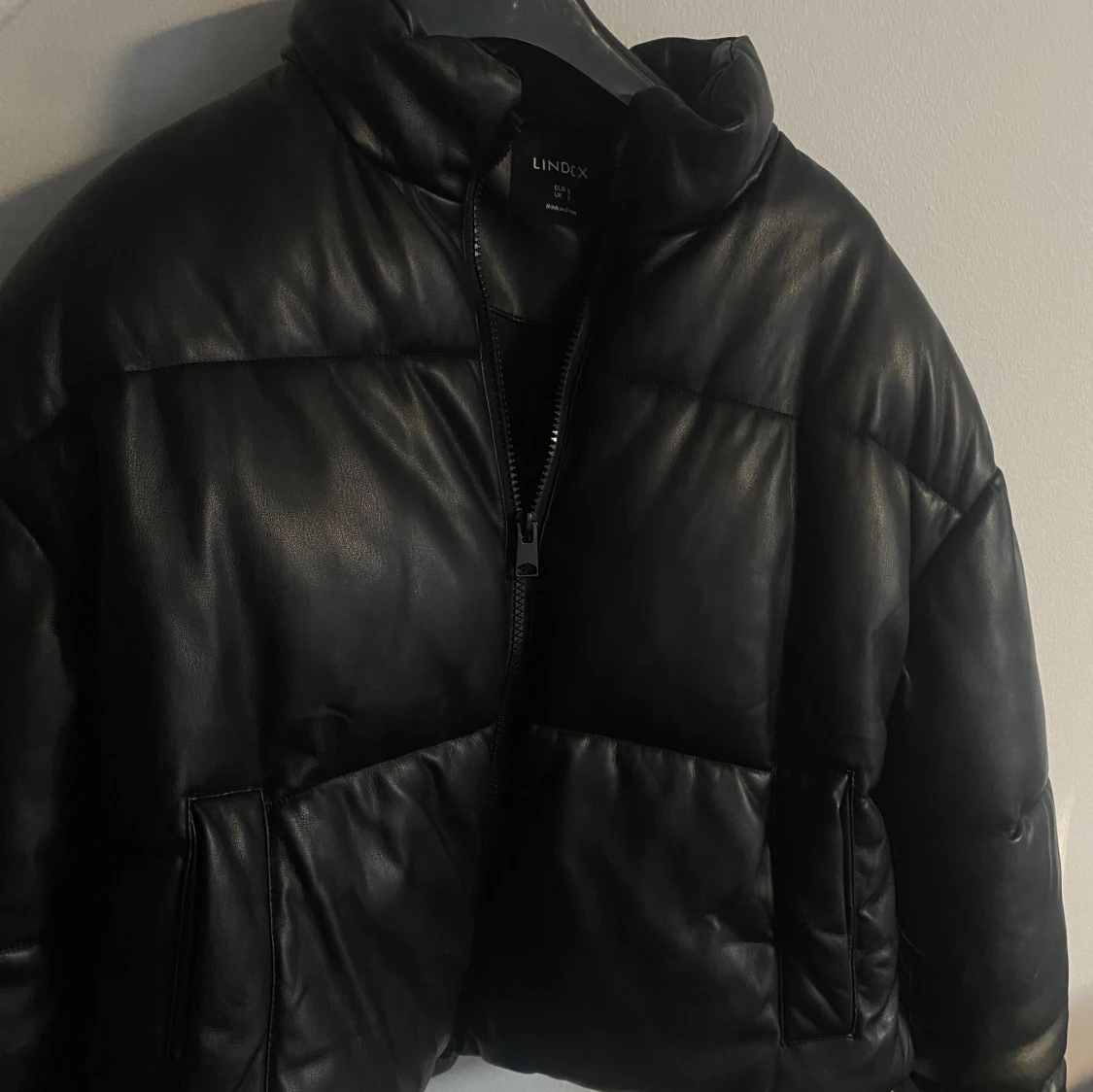 Pufferjacka i läderimitation  - 90