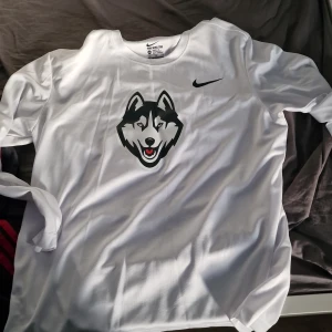 rensar garderoben, the nike tee storlek L - godskick men notera dessa är alltid tunna