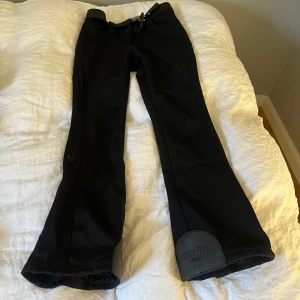 8848 skidbyxor - Svarta utsvängda skidbyxor från 8848 Altitude💙 Inga slitningar eller liknande utöver vissa repor på insidan längst ner (skriv för fler bilder)💙💙