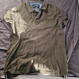 my wear t shirt med knappar - medium i god skick