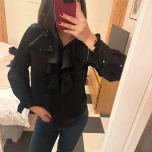 blus  - säljer denna så snygga blus me volanger 