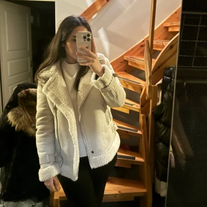 Beige Bershka höstjacka - Beige Bershka höstjacka i mocka storlek S 🤍 Normal/ något liten i storleken
