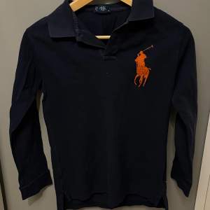 Väldigt din skjorta från Ralph lauren, 9/10 i sick, inga defekter eller liknande, ny pris 1100kr.