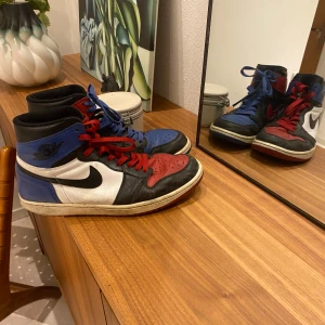 Jordan 1 rop 3 - Säljer mina Jordan 1 top 3 till ett mycket bra pris  Dem är använda o lite slitna och finns box till dem också 
