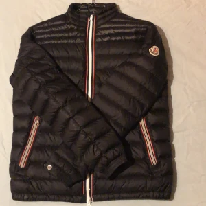 Moncler Daniel short down jacket  - Mycket bra skick, dragkedjan är utbytt eftersom att den gick sönder. Storlek S 