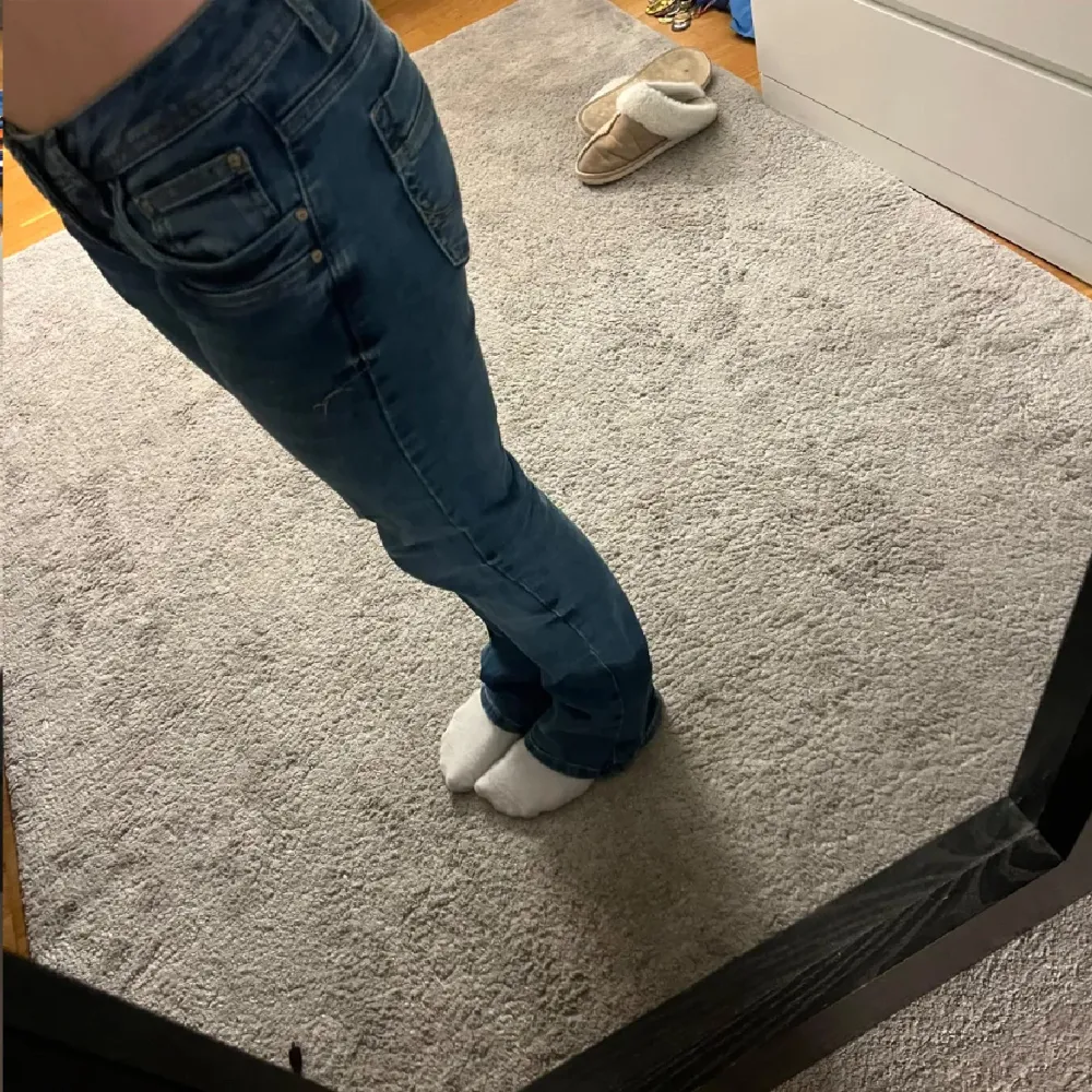 Säljer dessa ltb jeans då jag behöver en storlek mindre. Dom har används men köptes för ca 3 veckor sedan så dom är fortfarande i väldigt bra skick. Dom är bootcut men syns inte så bra🩷 skriv om ni har frågor❤️ nypris: 1139kr. Jeans & Byxor.