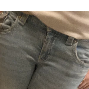 Ljusblå och svarta jeans - Säljer Ljusblå och svarta Gina jeans i strl 164 lite små i storleken❤️ båda för 120 ett par för 80