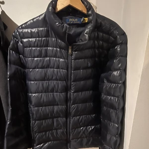 Ralph Lauren Jacka  - Säljer en snygg Ralph Lauren jacka i strl S (Passar även  M). I färgen navy glossy. Jackan är i ny skick. 