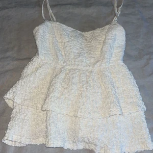 Vit top med volang Gina tricot - Säljer denna top från Gina tricot i storlek S. Färgen är vit/ krämvit. 