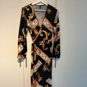 Omlott klänning  - Omlott klänning från SHEIN. Storlek M. Knappt använd, som ny. 