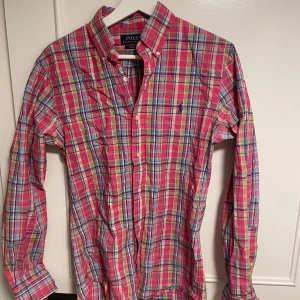 Ralph lauren skjorta - Rosa rutig ralph lauren skjorta i fint skick storlek Small slim fit