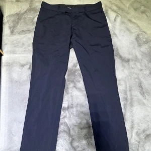 Tiger of Sweden kostymbyxor  - Tillverkade av högkvalitativa material ger de en skräddarsydd passform med en modern silhuett. Inga fläckar eller så, passar mer för barn, är i barnstorlek 90 cm i längd och 40 cm i midja bredd