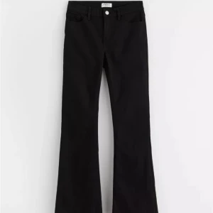 Svarta bootcut jeans från Lindex  - Snygga svarta bootcut jeans från Lindex, jag är 168 lång och dem passar mig i längden❤️