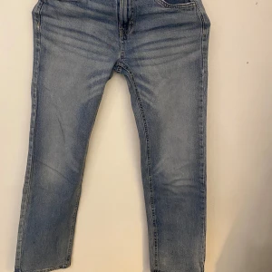 Blå jeans från Lindex - Säljer ett par klassiska blå jeans från Lindex i storlek 152. De har en normal passform med en rak stil och är tillverkade i bomull. Bra skick 8/10. Perfekta för vardagsbruk och kan matchas med nästan vad som helst. Hör av dig om du är intresserad! 👖Nypris 450‼️