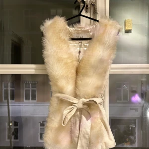 Väst i päls  - Pälsväst från Vila, den har bara legat i garderoben flera år och säljer så den aldrig kommit till användning