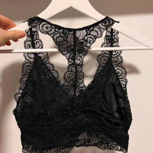 Svart spetslinne från 77thFlea - Säljer ett svart spetslinne från 77thFlea i storlek S. Det är ärmlöst och har ett vackert blommigt spetsmönster. Perfekt för en festlig kväll eller sommarens varma dagar. Toppen är både elegant och bekväm med en fin passform✨