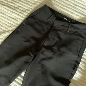 Kostymbyxor🖤 - Säljer dessa kostymbyxor från ginatricot, kommer inte till användning och är som nya🖤🖤