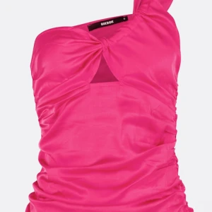 Rosa bikbok topp - Helt oanvänd topp från bikbok med prislappen kvar, köpt för 99 kr💕