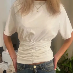 Vit tshirt - Säljer denna fina tshirt från Anne field❤️väldigt bra skick
