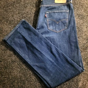 Levi 501 - Säljer nu ett väldigt sparsamt använda levi 501🤝 Dom är väldigt nära nyskick så har såklart varken fläckar eller skador💯 Storlek: W34 L36  Vid frågor eller funderingar är det bara att höra av dig!🤝  