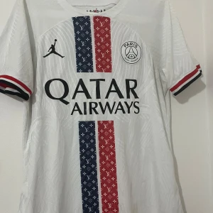 Vit PSG fotbollströja från Jordan - Helt ny, passar även som S. Player version 
