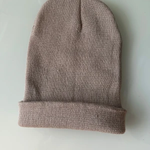 Helt NY beige/brun mössa - Helt nya mössor i mjuk finstickning. Köp en färg eller flera! Varva! Ha dubbla! Go crazy! Luften är fri.   1 för 30:- 2 för 50:-  Hämtas i Stockholm eller skickas mot porto. 