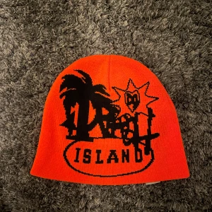 Drain Gang Mössa/Beanie - Felfritt skick, Rare piece. Orange Drain Gang beanie. Släpptes när deras album Trash Island droppa. Ingen specifik storlek den passar alla