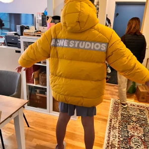 ACNE - Efter att ha köpt den kände jag att den var för stor och jag har aldrig burit den. Om du har vänner som gillar den, vänligen kontakta mig.