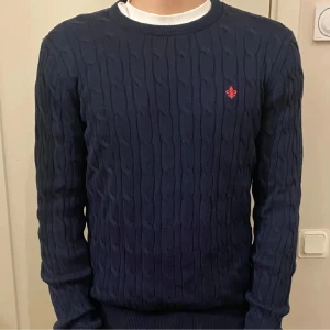 Kabelstickad Morris tröja - Säljer denna snygga och trendiga kabelstickade tröjan från Morris. Tröjan i mycket bra skick och har inga defekter. Bara att höra av sig för mer frågor