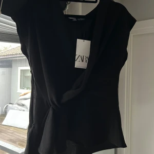 Blus  - Säljer min helt nya blus från Zara med prislappen på❤️
