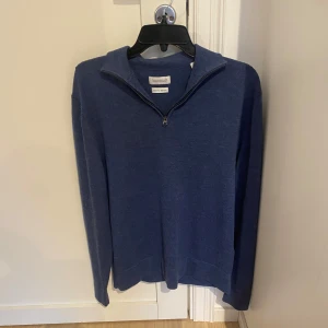 100% merinoull half zip - Väldigt fin half zip från these gloary days. Tröjan är i nyskick. Tveka inte att höra av er vid funderingar.