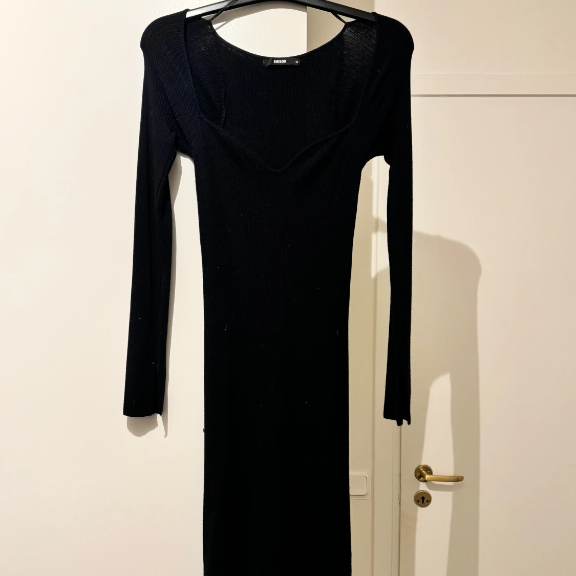 Svart ribbad klänning från BikBok