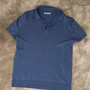 Skön piké  - Skön piké från zara i storlek M som ligger på nypris 599kr. Den är i bra skick passar till allt. Bara att höra av er vid funderingar. Mvh Liam!😁