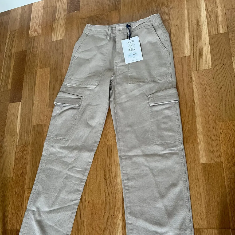 Helt nya Cargobyxor med etikettlappen på, köpte dem från Pull & Bear i Stockholm.. Farkut & Housut.