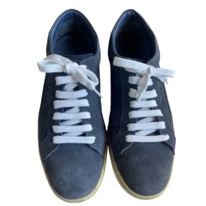 SL/06 SKOR från SAINT LAURENT - Unika blå mockaskor från Saint Laurent med fina detaljer. Perfekt kombination av lyx och stil. Storlek 44, i mycket gott skick!  Tveka inte att höra av dig vid eventuella frågor eller för ytterligare information och bilder av produkten✨