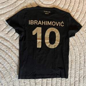 Snygg T-shirt med Zlatan Ibrahimovic namn och nummer från 2015. Sista bilden är på framsidan, första bilderna är på baksidan.   Bra skick, i vanligt T-shirt tyg och inte träningsmaterial.